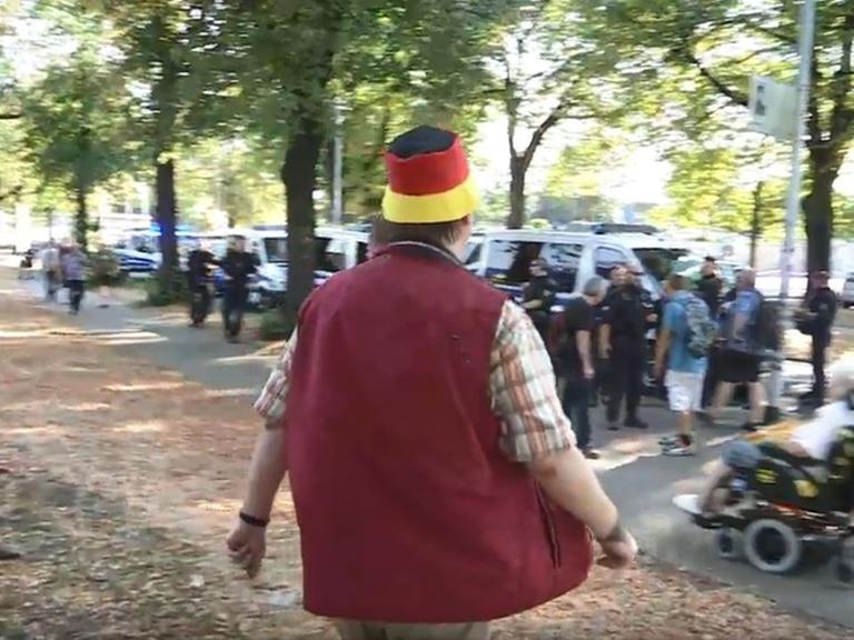 Ein Pegida-Demonstrant in Dresden fordert ZDF-Reporter auf, ihn zur Polizei zu begleiten.