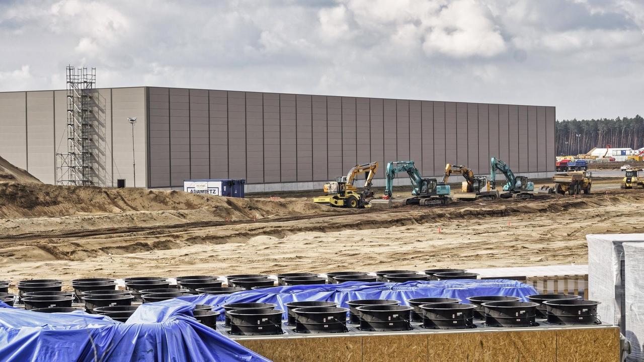 Blick auf die Baustelle der Tesla Gigafactory in Grünheide bei Berlin