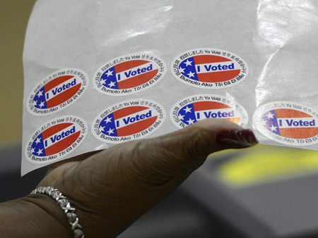 Eine Wahlkampfhelferin in Kalifornien hält Sticker mit der Aufschrift "I Voted"