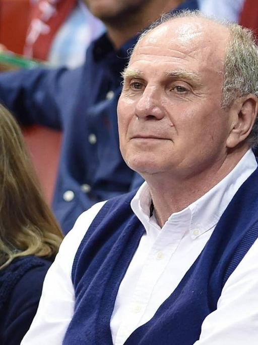 Der ehemalige Präsident vom FC Bayern, Uli Hoeneß, verfolgt mit seiner Frau ein Basketballspiel.