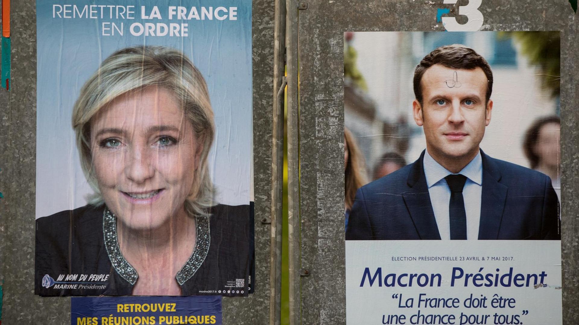 Wahlplakate mit den Spitzenkandidaten für die Präsidentschaftswahl in Frankreich, der Rechtspopulistin Le Pen und dem sozialliberalen Macron.