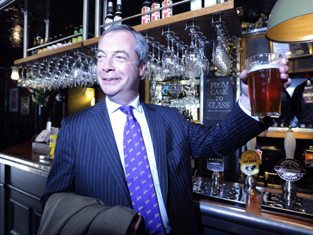 Cheers! UKIP-Chef Nigel Farage gönnt sich anlässlichs des Wahlsiegs seiner rechtspopulistischen Partei ein Pint Bier in einem Londoner Pub.