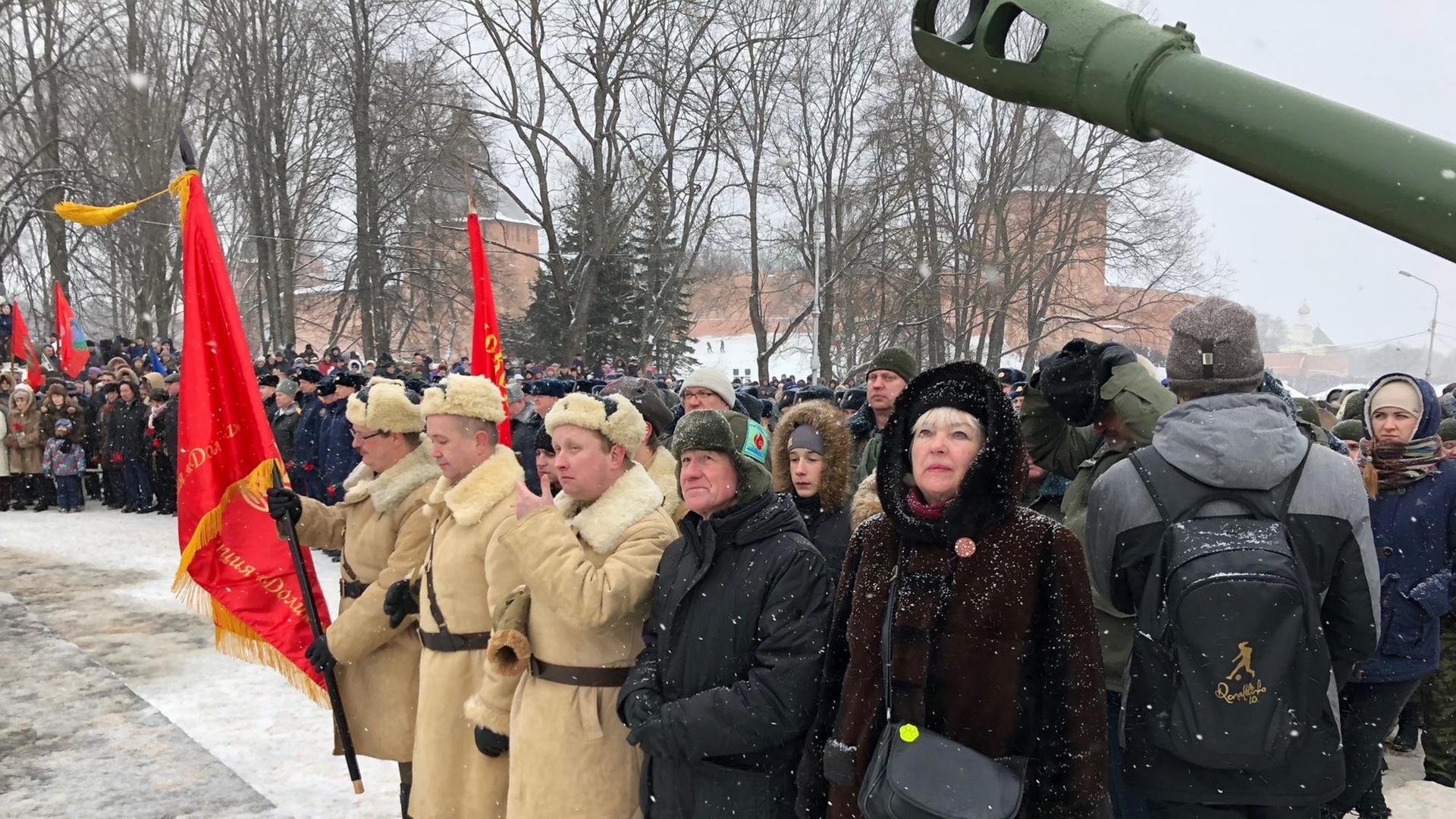 Tausende Nowgoroder sind bei der Militärparade anwesend
