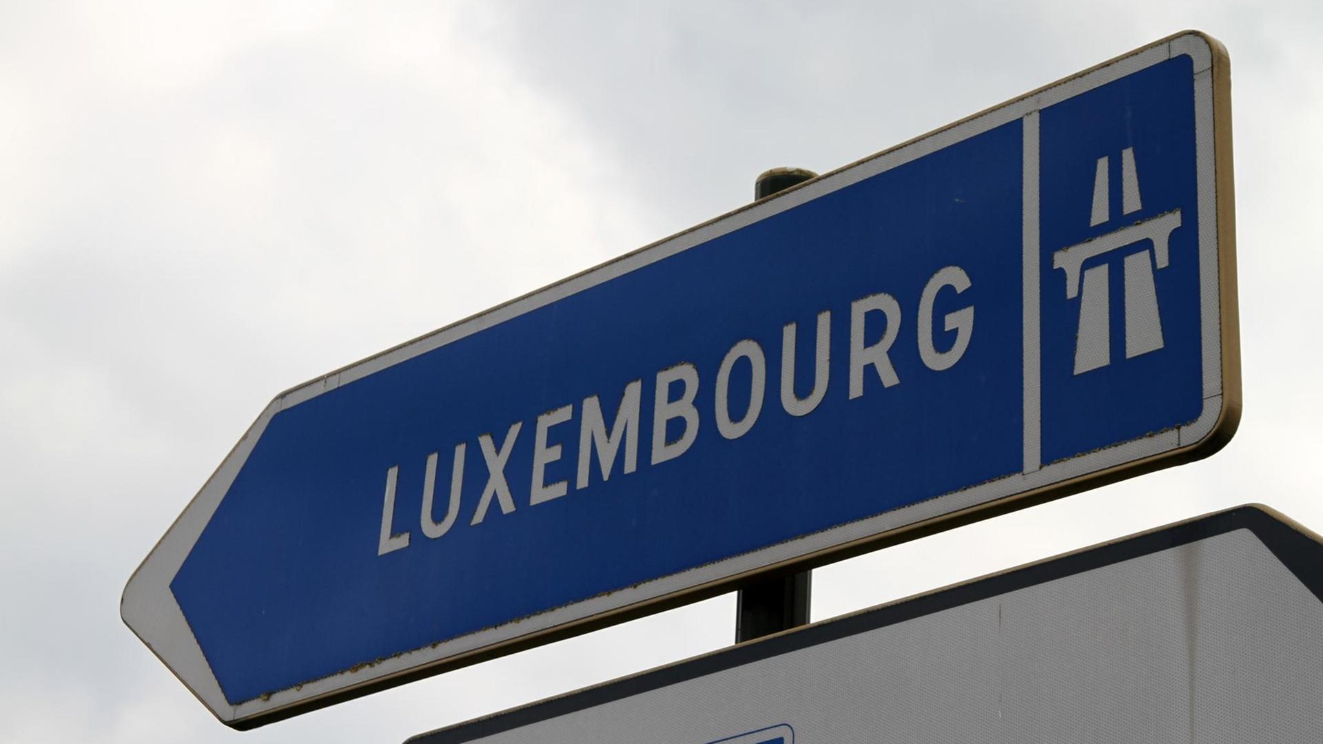 Autobahnschild Luxembourg, aufgenommen am 30.08.2011.