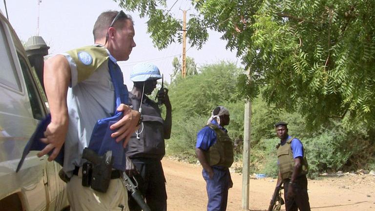 Ein deutscher Vertreter der UN-Mission MINUSMA und malische Polizei in der Stadt Gao eine Woche nach einem vermutlich islamistischen Anschlag auf ihren Konvoi mit zwei Toten; Aufnahme vom 18. Mai 2016