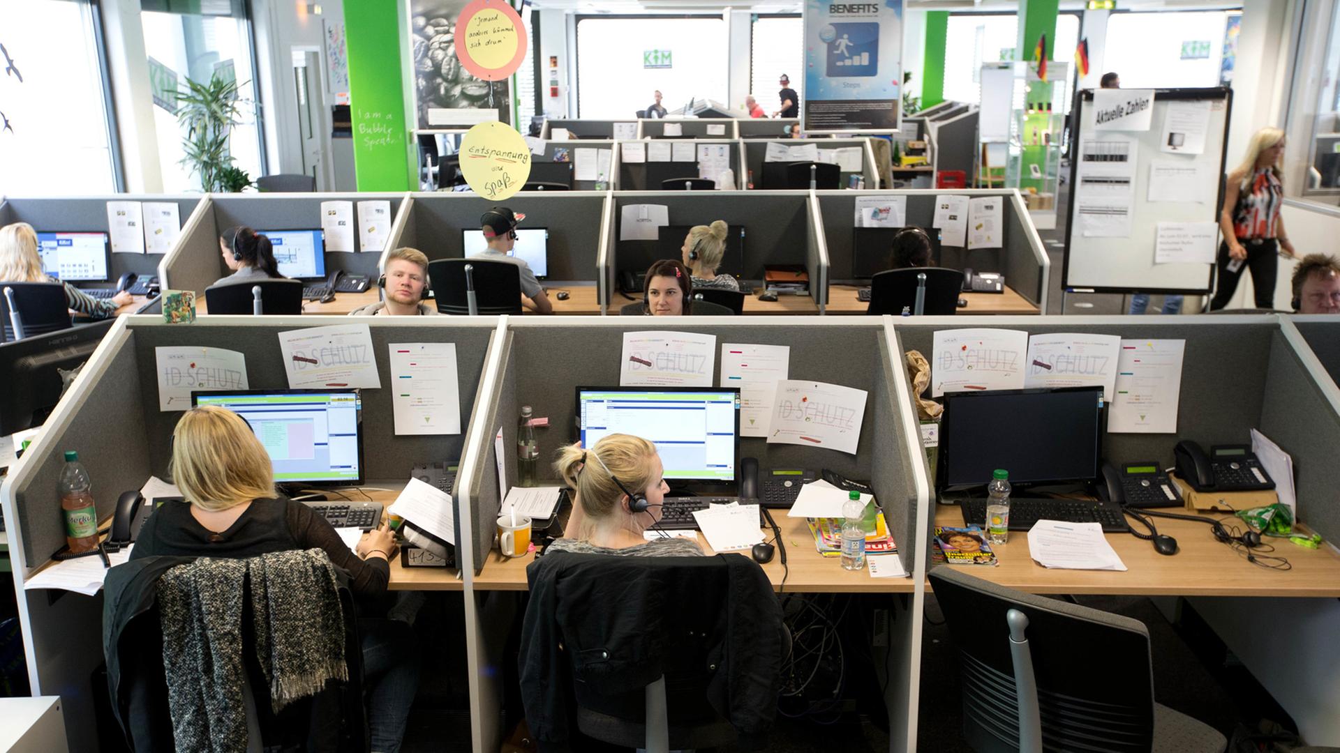 Mitarbeiter sitzen in Osnabrück im Callcenter der Telefon-Marketingfirma Kikxxl.