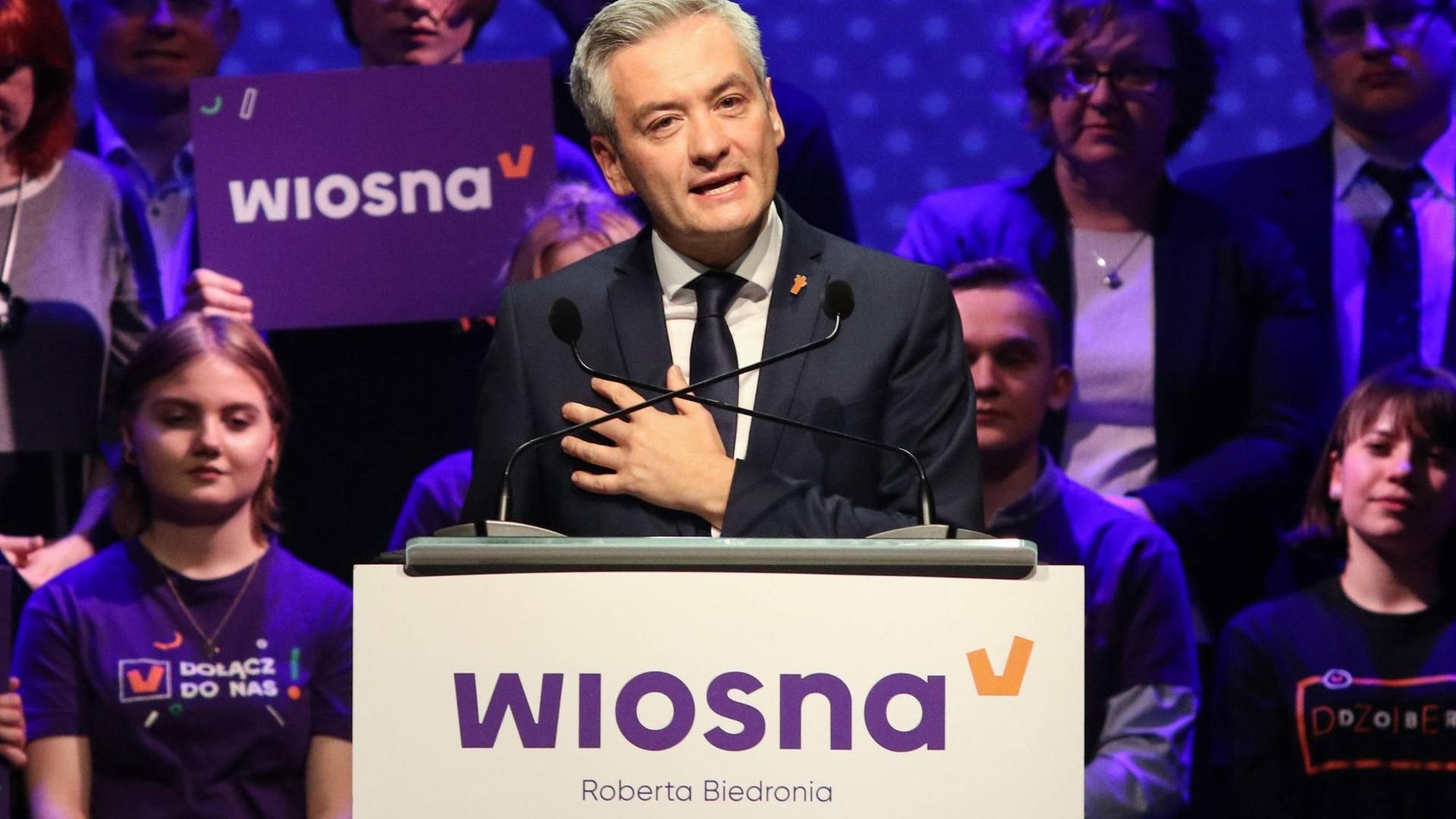 Atheist und offen homosexuell - der Vorsitzende der neu gegründeten Wiosna-Partei in Polen Robert Biedroń