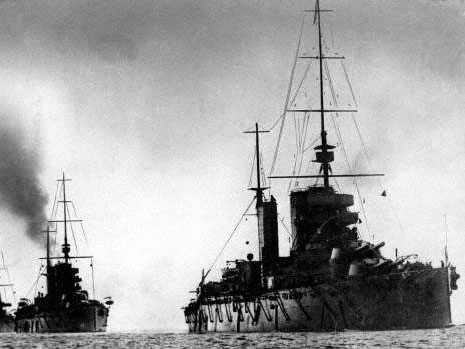Britische Kriegsschiffe 1916 vor dem Zusammentreffen mit der deutschen Flotte am Skagerrak.