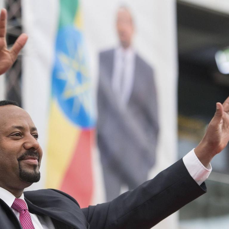 Äthiopiens Präsident Abiy Ahmed reckt die Arme in die Luft.