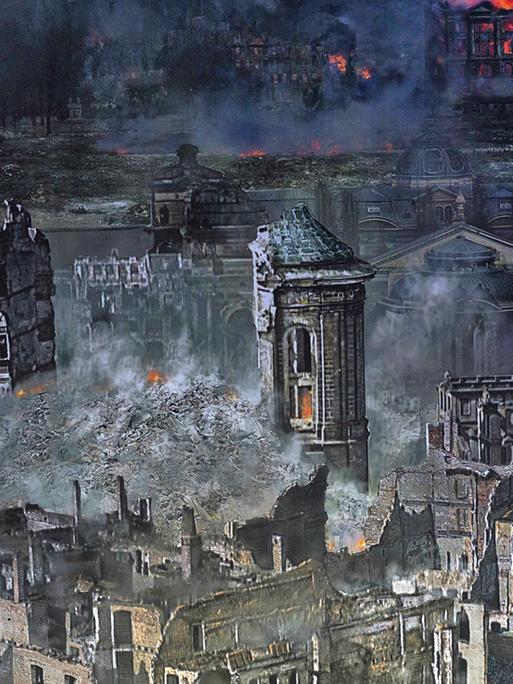 Ein Teil des vom Künstler Yadegar Asisi geschaffenen 360 Grad Panoramabild von der zerstörten Innenstadt Dresdens nach den Bombenangriffen am 13. und 14. Februar 1945 im Panometer in der Landeshauptstadt Dresden. In der Bildmitte die Ruine der Frauenkirche.