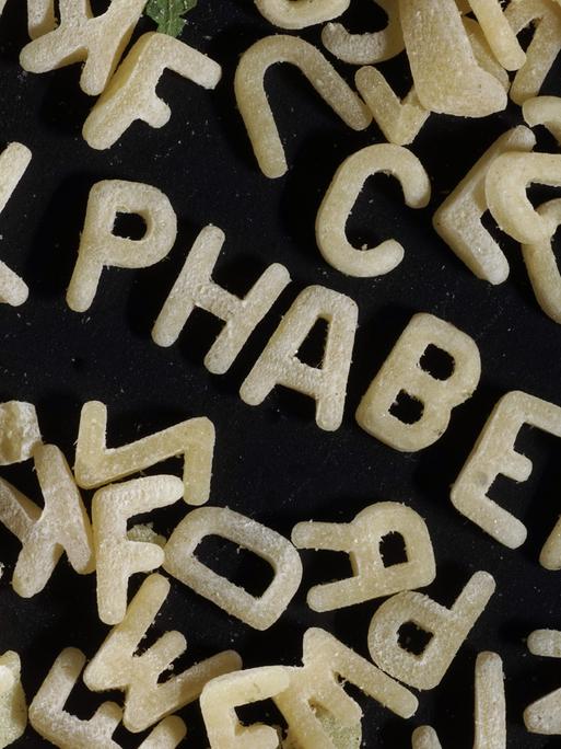 Das Wort "Alphabet", zusammengesetzt aus Buchstaben-Nudeln