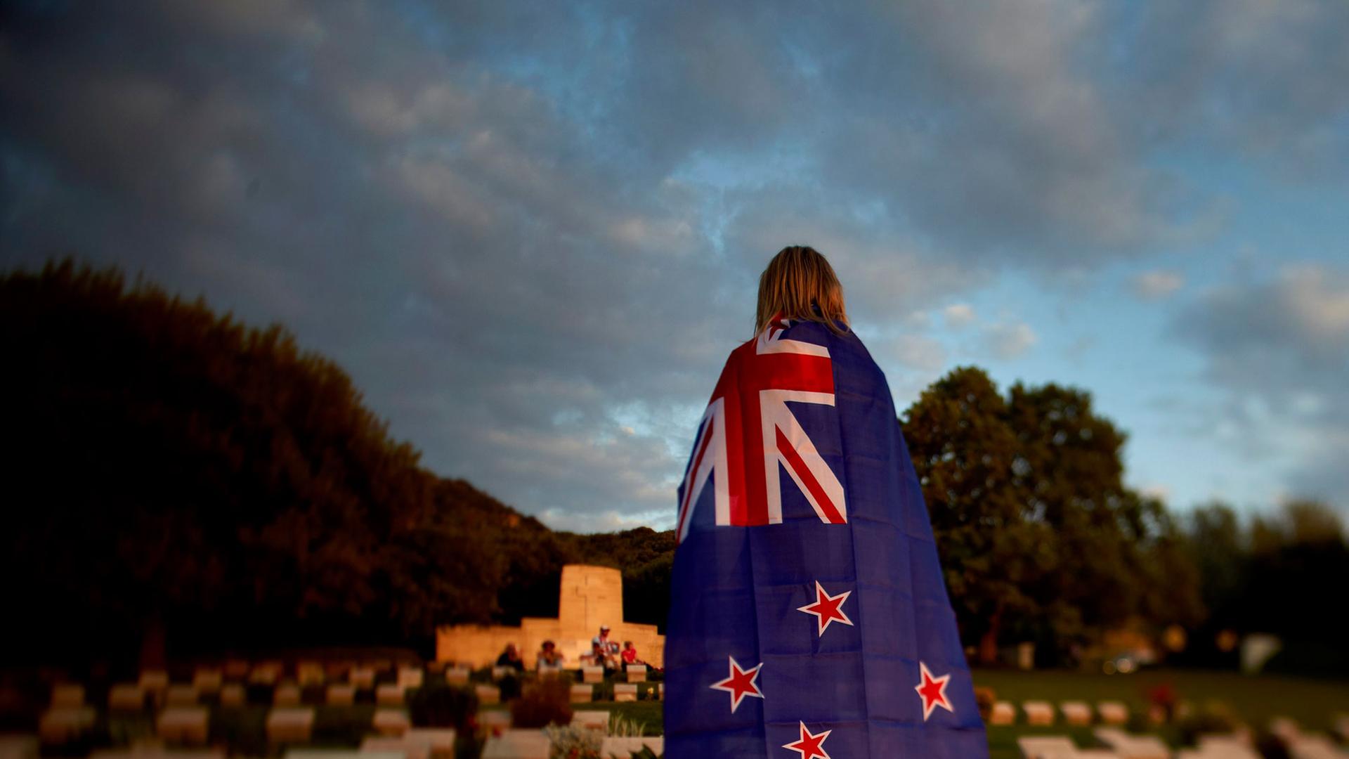 Ein Mädchen gedenkt am Ari Burnu Memorial bei Gallipoli in der Türkei den Soldaten aus Australien und Neuseeland, die dort im Ersten Weltkrieg umkamen.