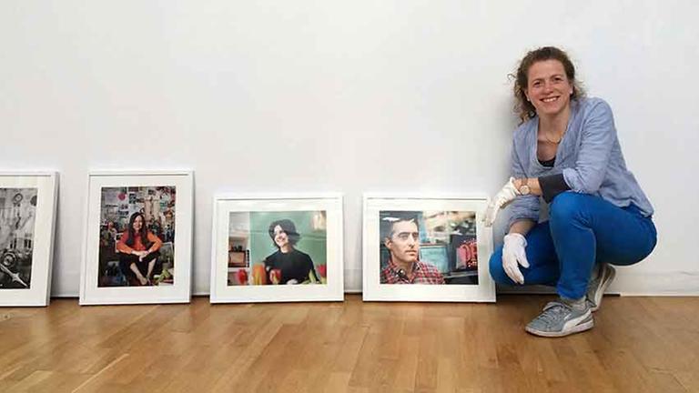 Die Fotografin Heike Steinweg mit einigen ihrer Bilder.