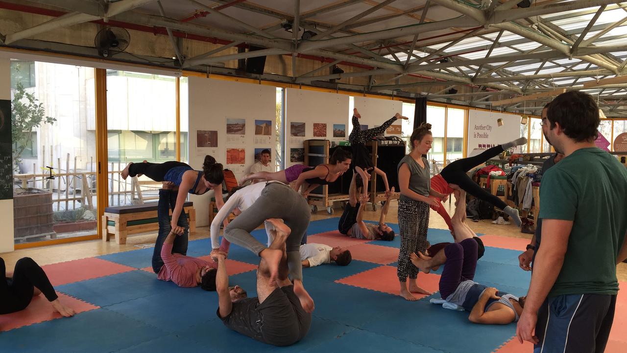 Akro-Yoga im alternativen Propolis-Center Jerusalem. 