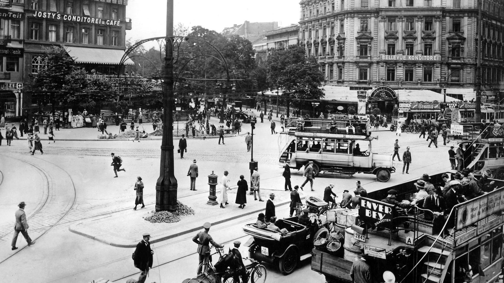 Reges Treiben auf dem Potsdamer Platz in der deutschen Hauptstadt Berlin im Jahre 1924