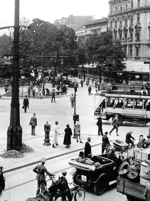 Reges Treiben auf dem Potsdamer Platz in der deutschen Hauptstadt Berlin im Jahre 1924.