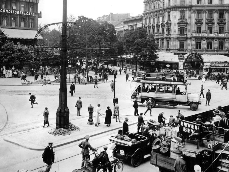 Reges Treiben auf dem Potsdamer Platz in der deutschen Hauptstadt Berlin im Jahre 1924.