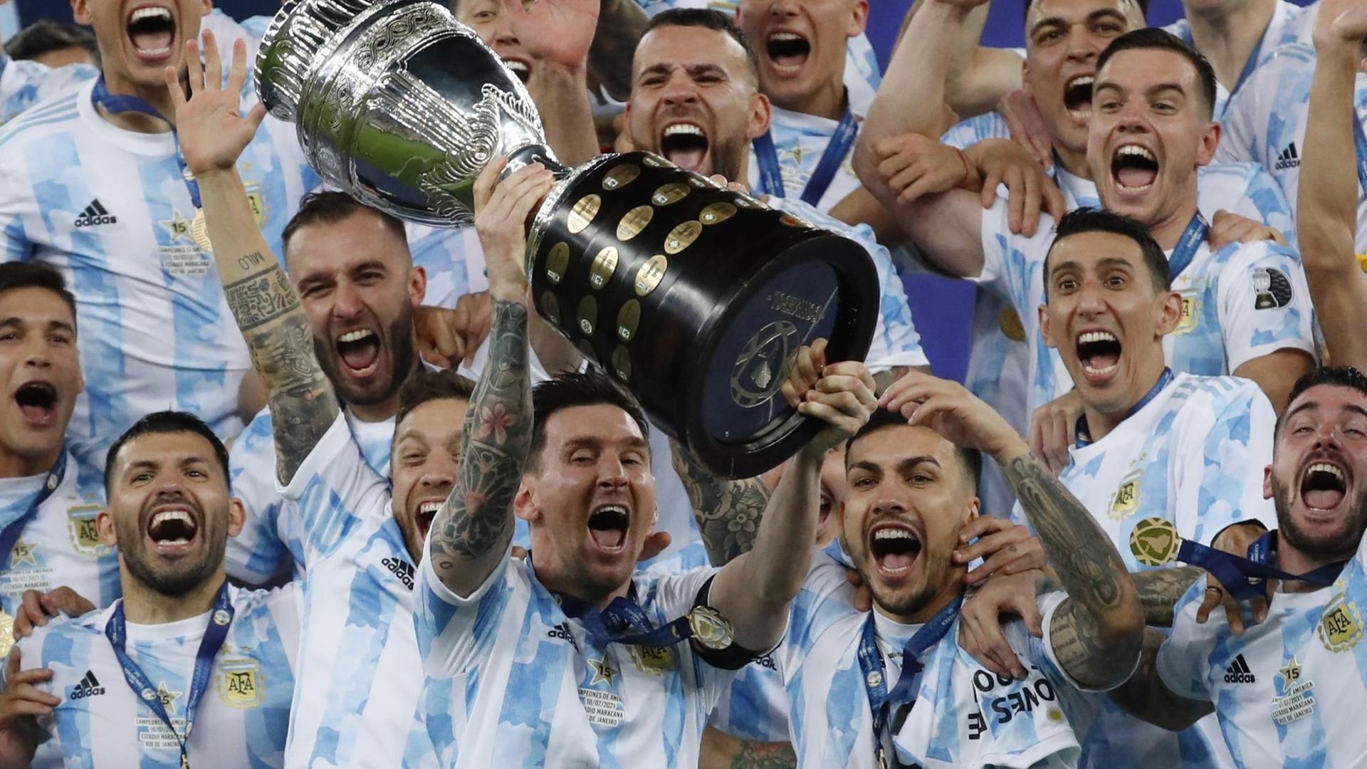 Die argentinischen Fußballer jubeln. 