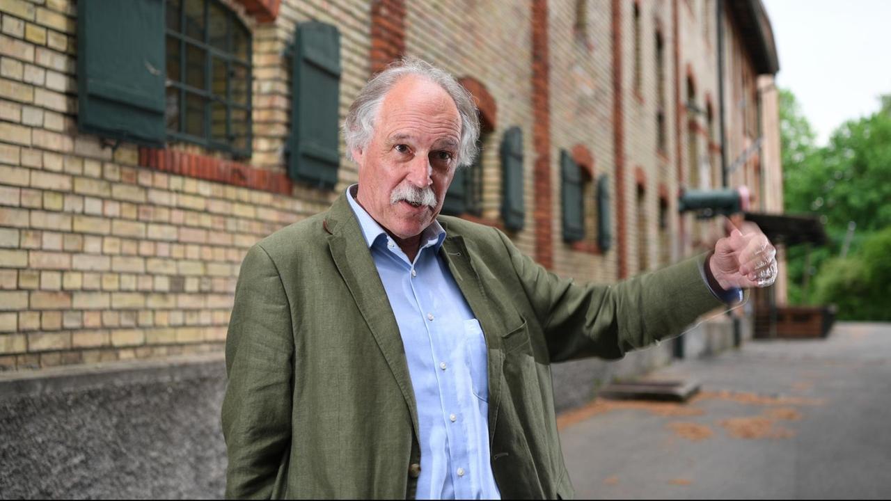 Gottfried Härle, Geschäftsführer der Brauerei Clemens Härle in Leutkirch, spricht während eines Rundgangs vor dem historischen Brauereigebäude, das sein Großvater gebaut hat.