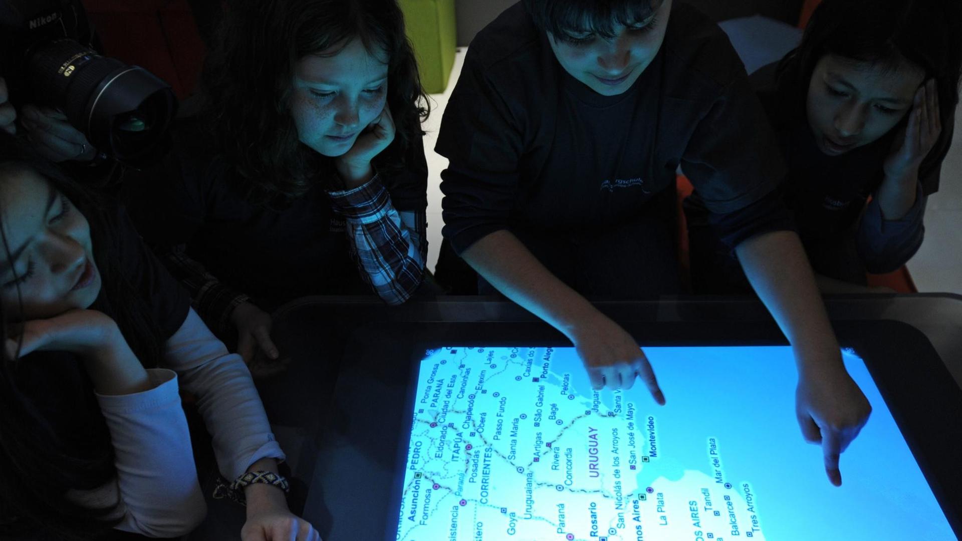 Unter dem Motto "Digitales Klassenzimmer" arbeiten am Montag (01.03.2010) Kinder auf dem CeBIT-Stand von Microsoft auf dem Messegelände in Hannover an einem sogenannten "Multitouch Whiteboard".