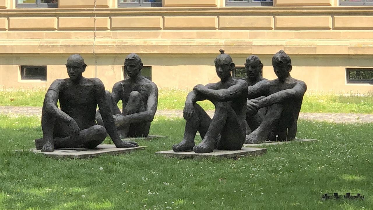 Johannes Brus' Skulptur "Fünf Bildhauer" steht vor dem Bochumer Kunstmuseum.