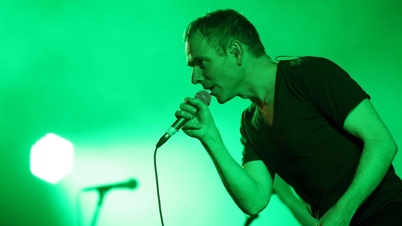 Stuart Murdoch, der Sänger der schottischen Indie-Pop-Band Belle and Sebastian, auf der Bühne beim Primavera Sound Festival in Porto, Portugal, aufgenommen am 5.6.2015.