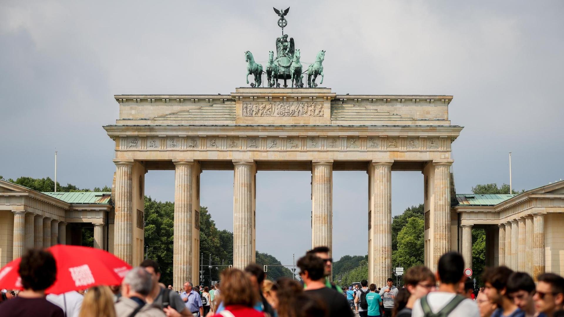 Touristen stehen am 29.07.2016 in Berlin vor dem Brandenburger Tor
