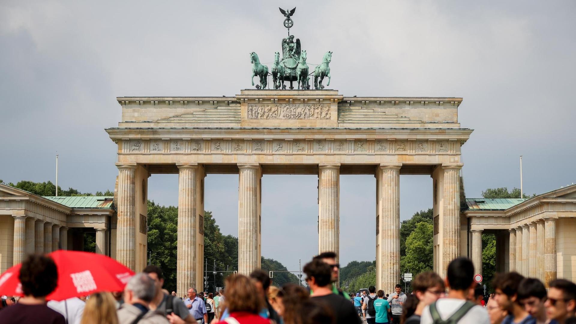 Touristen stehen am 29.07.2016 in Berlin vor dem Brandenburger Tor