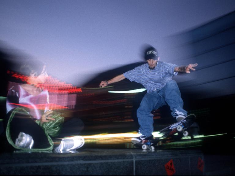 Ein Skater mit Zuschauerin