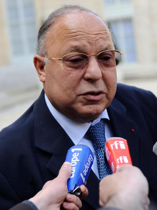 Dalil Boubakeur, der hohe islamische Würdenträger und Rektor der Großen Moschee von Paris, spricht am 20.3.2012 in Paris mit Journalisten.