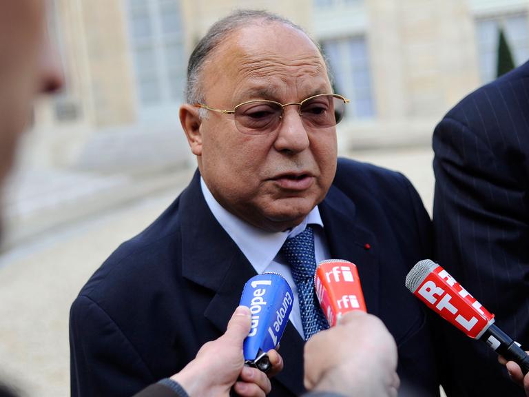Dalil Boubakeur, der hohe islamische Würdenträger und Rektor der Großen Moschee von Paris, spricht am 20.3.2012 in Paris mit Journalisten.