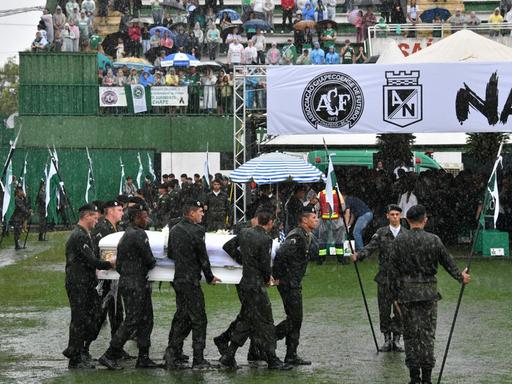 Soldaten tragen in Brasilien Särge mit den Leichen der Fußballspieler des Vereins Chapecoense Real ins Stadion, die bei einem Flugzeugabsturz ums Leben gekommen sind.
