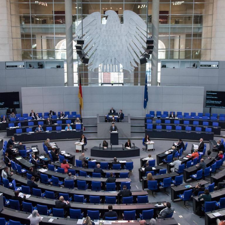 Plenarsitzung im Bundestag zur Grundrente. Blick auf den teilweise besetzten Plenarsaal.