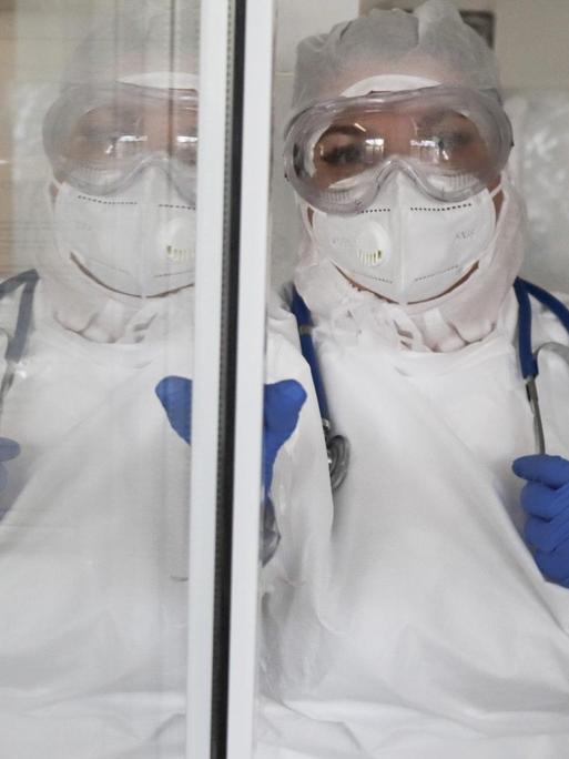 Medizinisches Personal in Schutzanzug und mit Schutzbrille und -maske in einem Krankenhaus in Stavropol