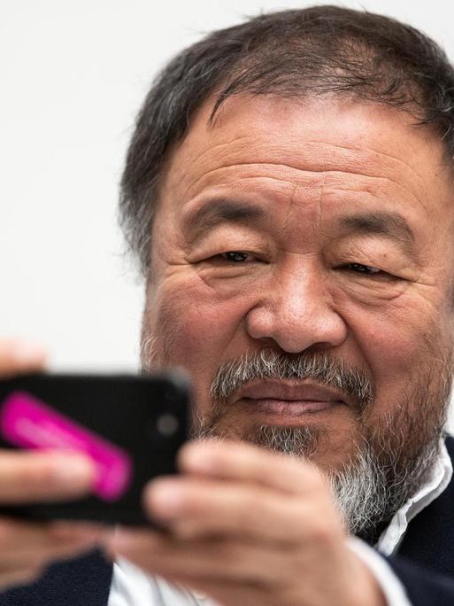 Der Künstler Ai Weiwei bei der Präsentation seiner Ausstellung in Düsseldorf