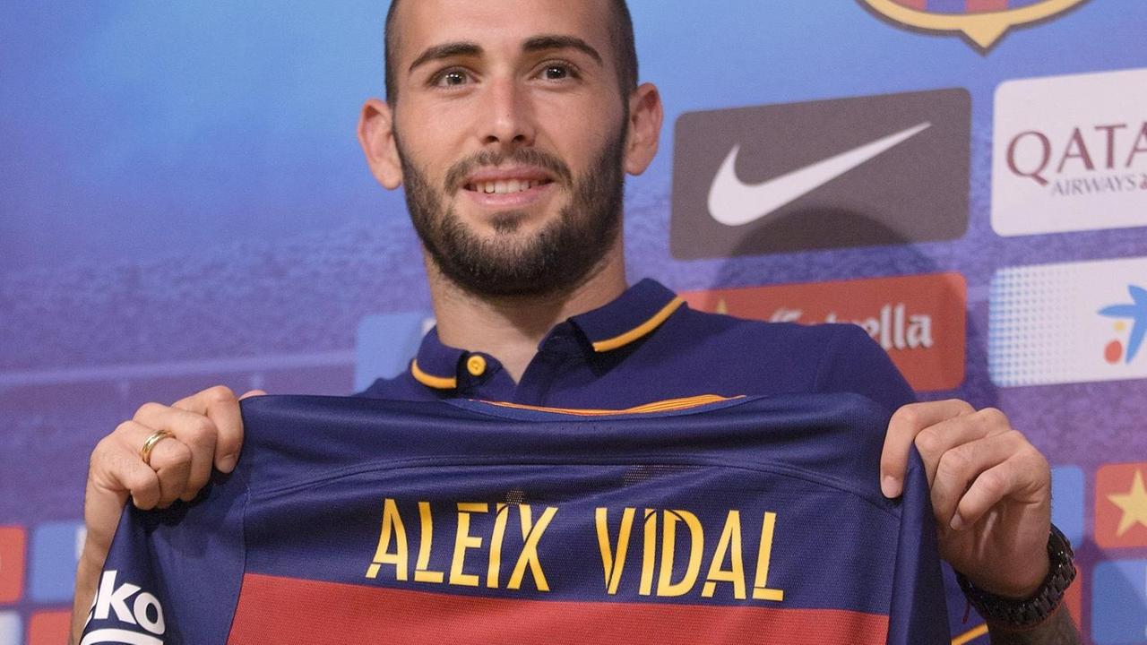 Der spanische Mittelfeldspieler Aleix Vidal während der Vorstellung bei seinem zukünftigen Verein FC Barcelona.
