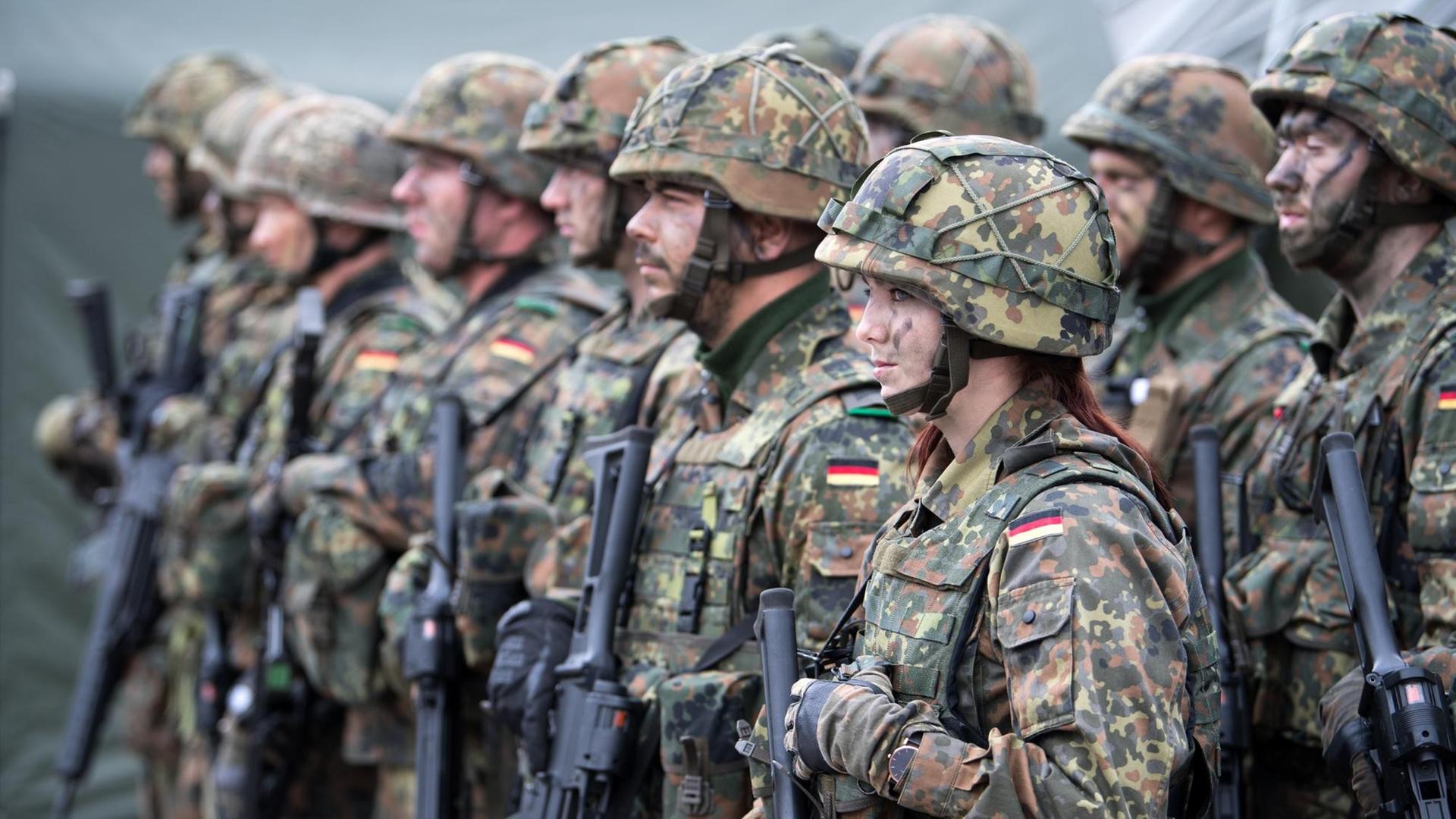 Eine deutsche Bundeswehr-Soldatin steht zusammen mit ihrem Kameraden am 25.08.2017 beim von der Bundeswehr angeführten Nato-Bataillon auf dem Militärstützpunkt in Rukla (Litauen).