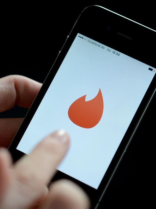 Ein Smartphone mit dem Logo der Dating-App Tinder