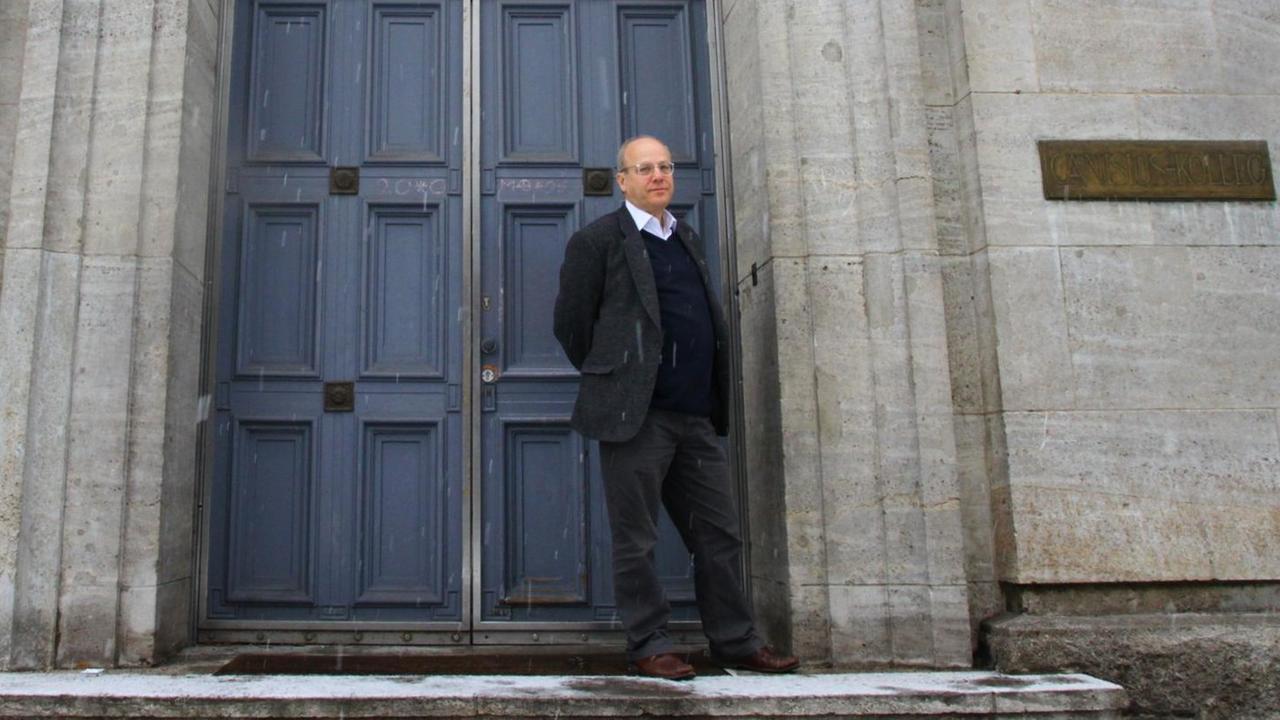 Der Jesuiten-Pater und ehemalige Schulleiter des Canisius-Kollegs, Klaus Mertes, vor dem Canisius-Kolleg in Berlin
