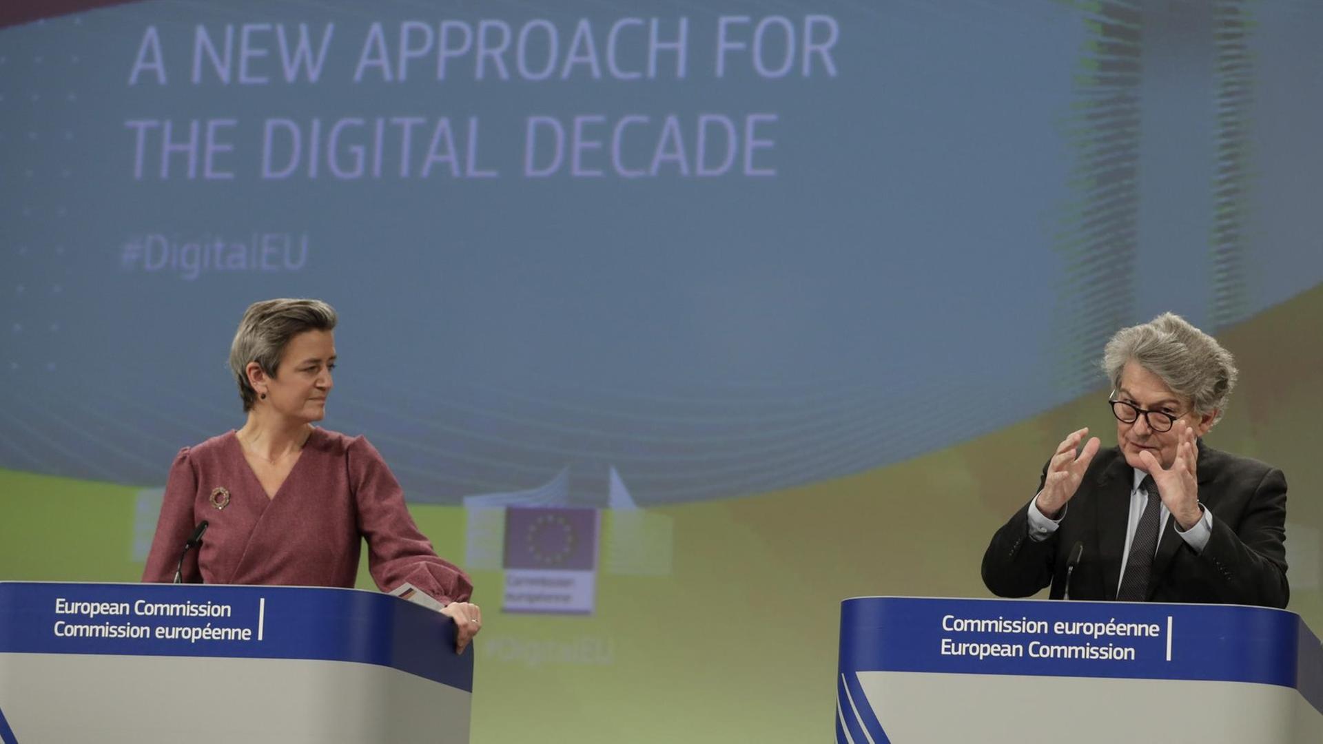 Digitalkommissarin Margrethe Vestager und Binnenmarktkommissar Thierry Breton bei einer Veranstaltung am 25. November 2020 in Brüssel