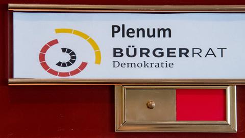 Ein Schild mit der Aufschrift Plenum - Bürgerrat Demokratie