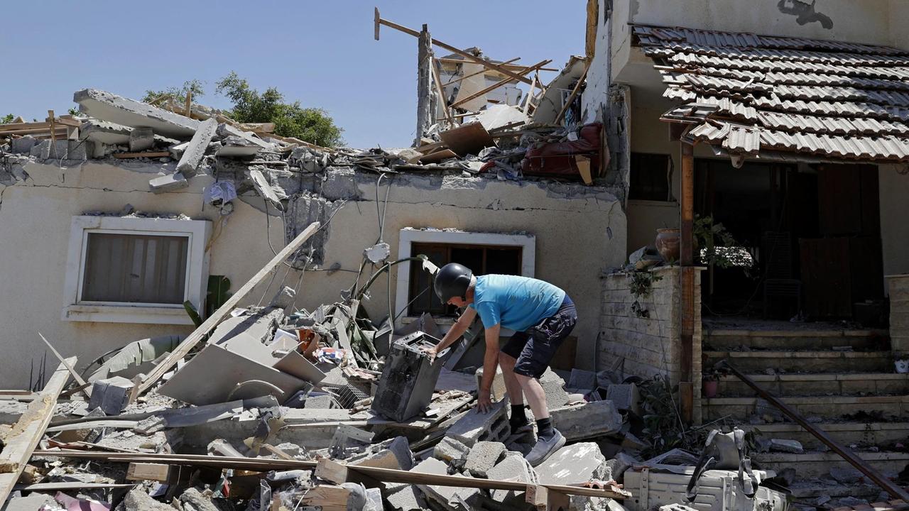 Der Israeli Elisha Golan untersucht sein zerstörtes Haus in Yehud, Israel, nach Bombardierungen der Hamas. 12. Mai 2021.