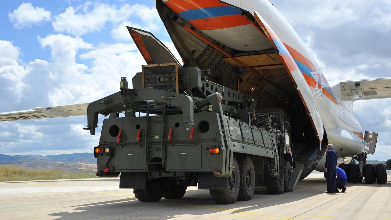 Auf der Luftwaffenbasis Akincilar in der Türkei werden die ersten Lieferungen des umstrittenen russischen Raketenabwehrsystems S-400 ausgeladen   