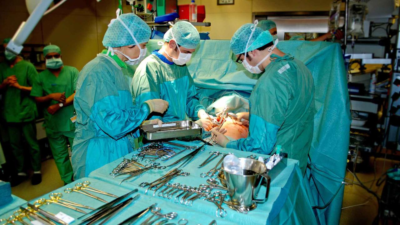 Eine Lungentransplantation wird  in der Medizinischen Hochschule Hannover (MHH) von Ärzten vollführt. 