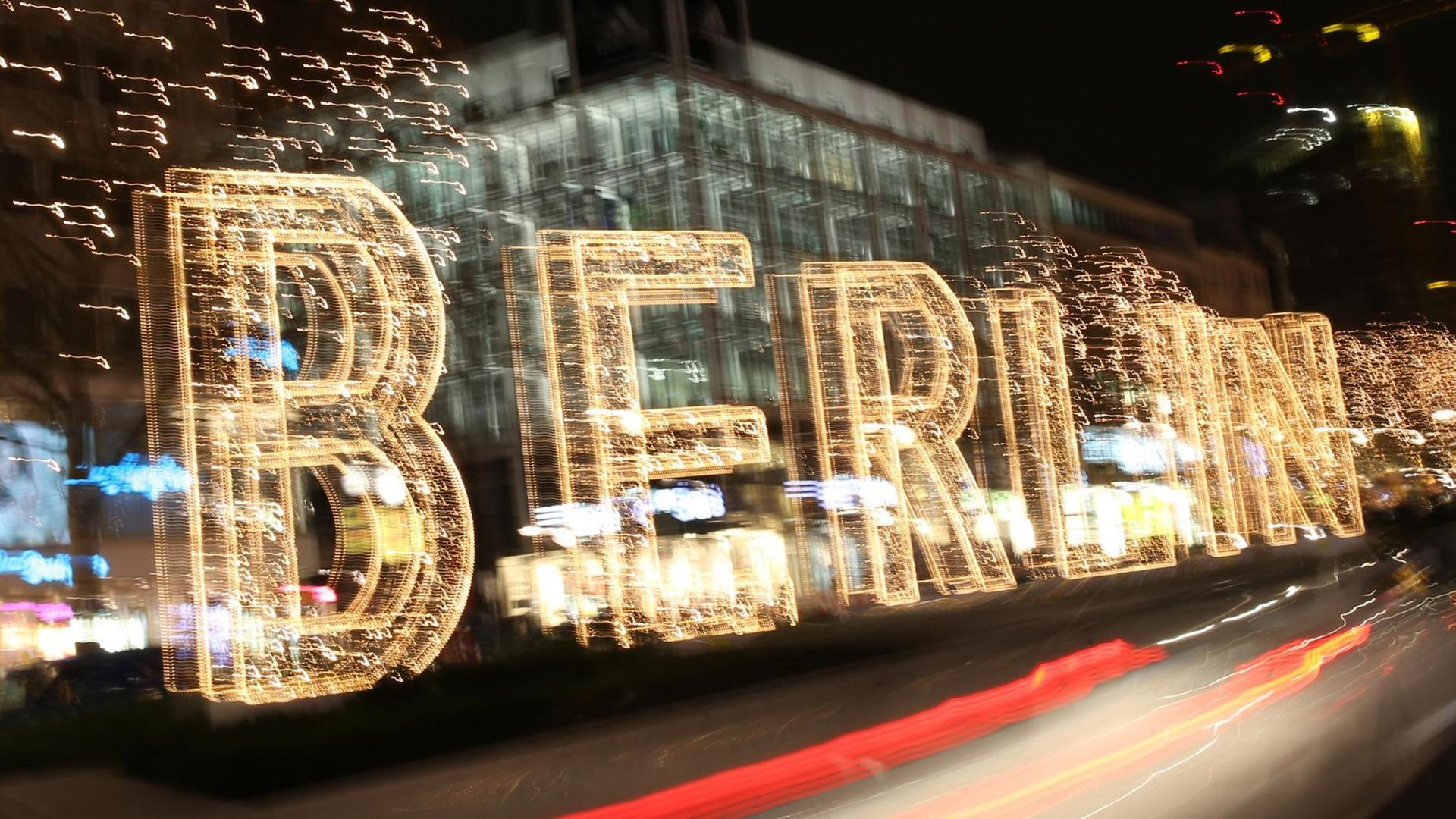 Der Schriftzug "Berlin" leuchtet in der City West in Berlin auf dem festlich beleuchteten Kurfürstendamm. Die Hauptstadt wird nach Schätzungen weiter wachsen. Das hat gute Seiten, kann aber auch ziemlich nervig sein.