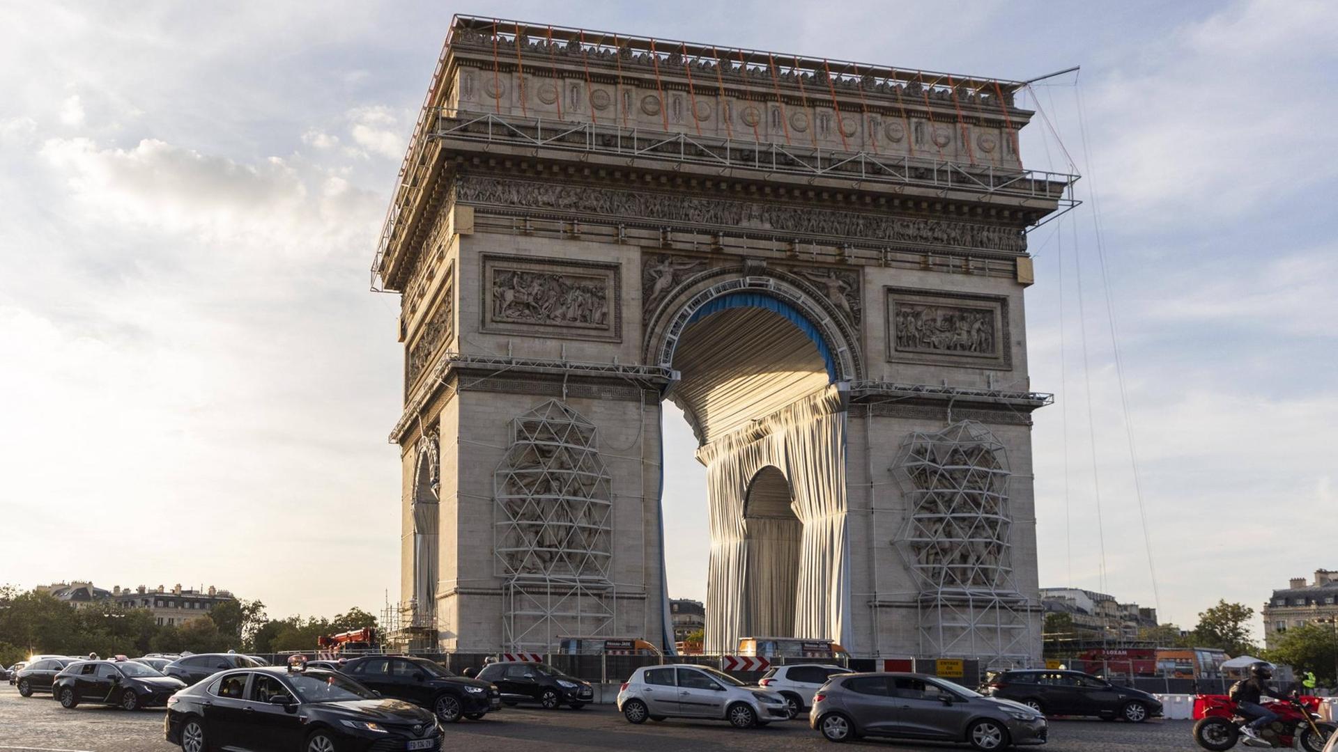 Der Arc de Triomphe in Paris mit Teilumhüllung des Christo-Projekts