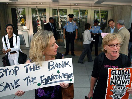 Vor der Weltbank wird gegen den neuen Präsidenten Wolfowitz demonstriert