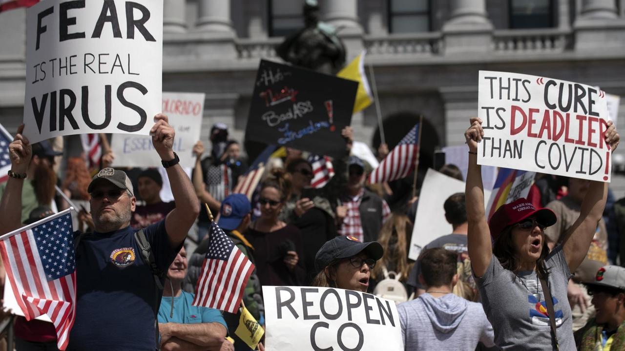 Protest gegen die Ausgangsbeschränkungen in den USA: Menschen protestieren vor dem Colorado State Capitol