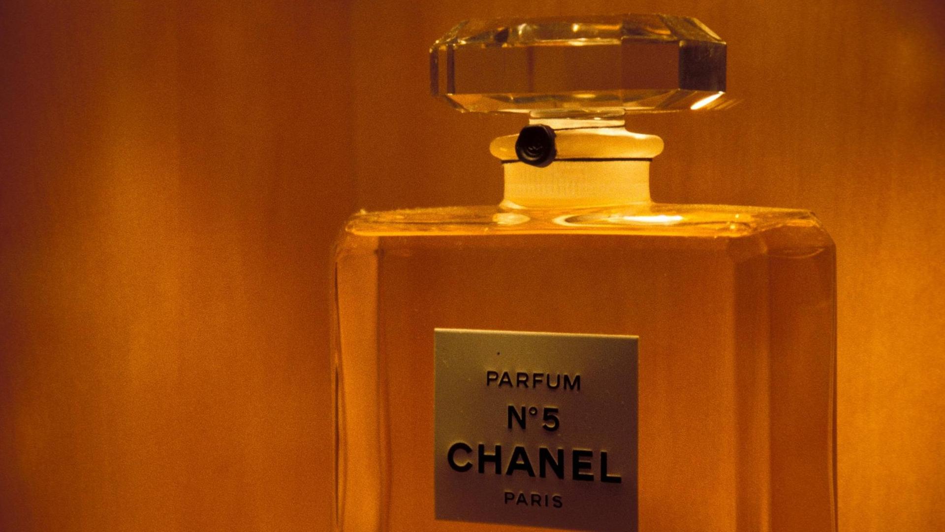 Ein Parfümflakon, auf dessen Schild steht Chanel No. 5.