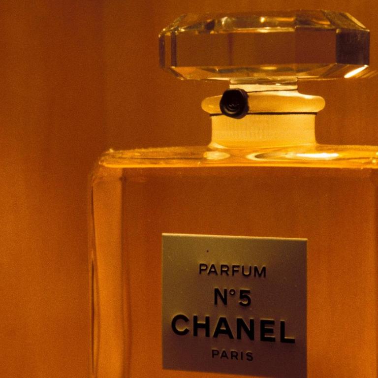 Ein Parfümflakon, auf dessen Schild steht Chanel Nummer fünf